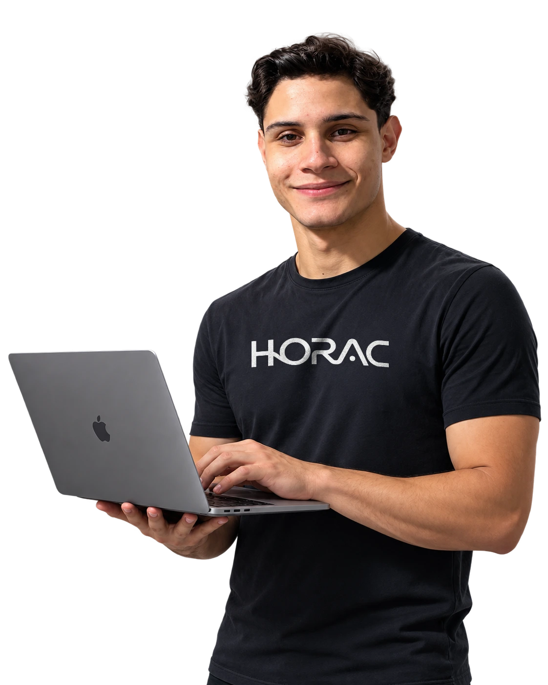 Leandro, da HORAC, em pé com um MacBook aberto nas mãos
